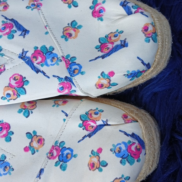 American Eagle Outfitters White and Blue Espadrilles Floral Design - Picture 2 of 6